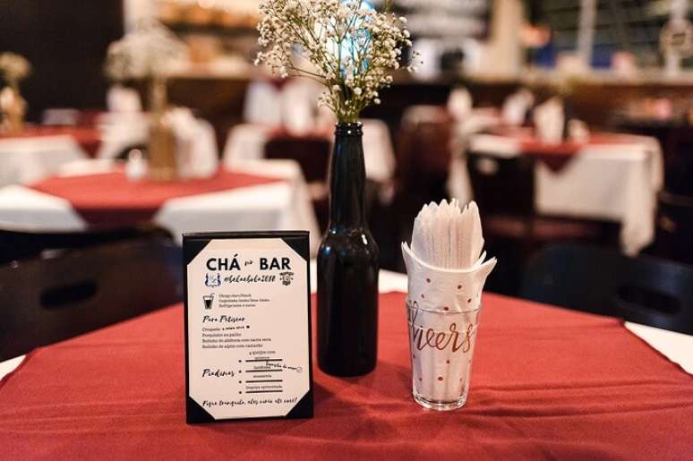 75. Decora&ccedil;&atilde;o Ch&aacute; Bar para o centro de mesa com garrafa de vidro. Fonte: Tips For Bride