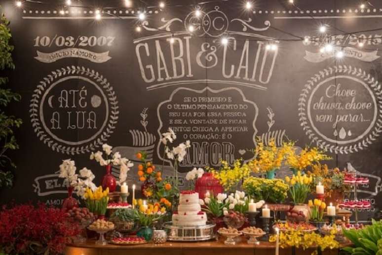 27. Decoração de festa Chá Bar sofisticada com muitas flores e docas. Fonte: Pinterest