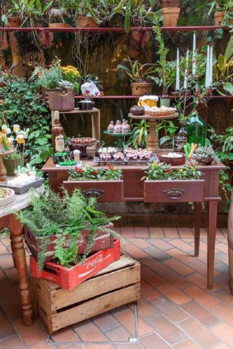 81. A c&ocirc;moda com gavetas foi utilizada como parte da decora&ccedil;&atilde;o da festa. Fonte: Pinterest