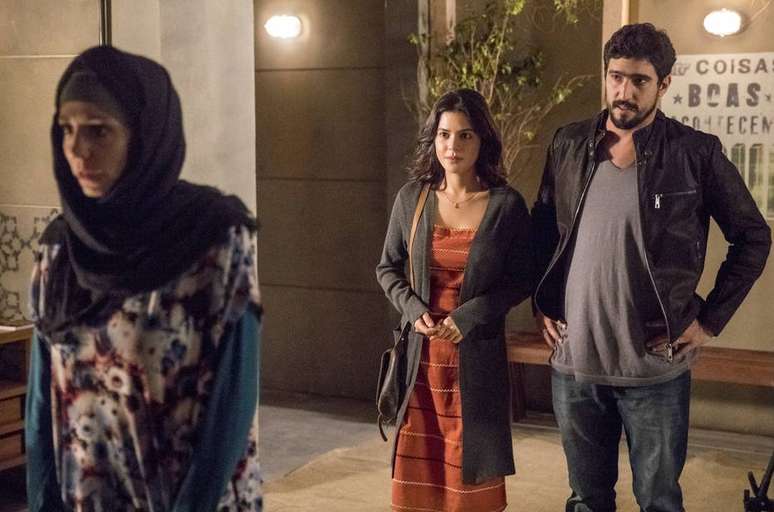 Gabriela Munhoz (Mágida), Renato Góes (Jamil) e Julia Dalávia (Laila) em cena de 'Órfãos da Terra', novela das 6 da Globo.