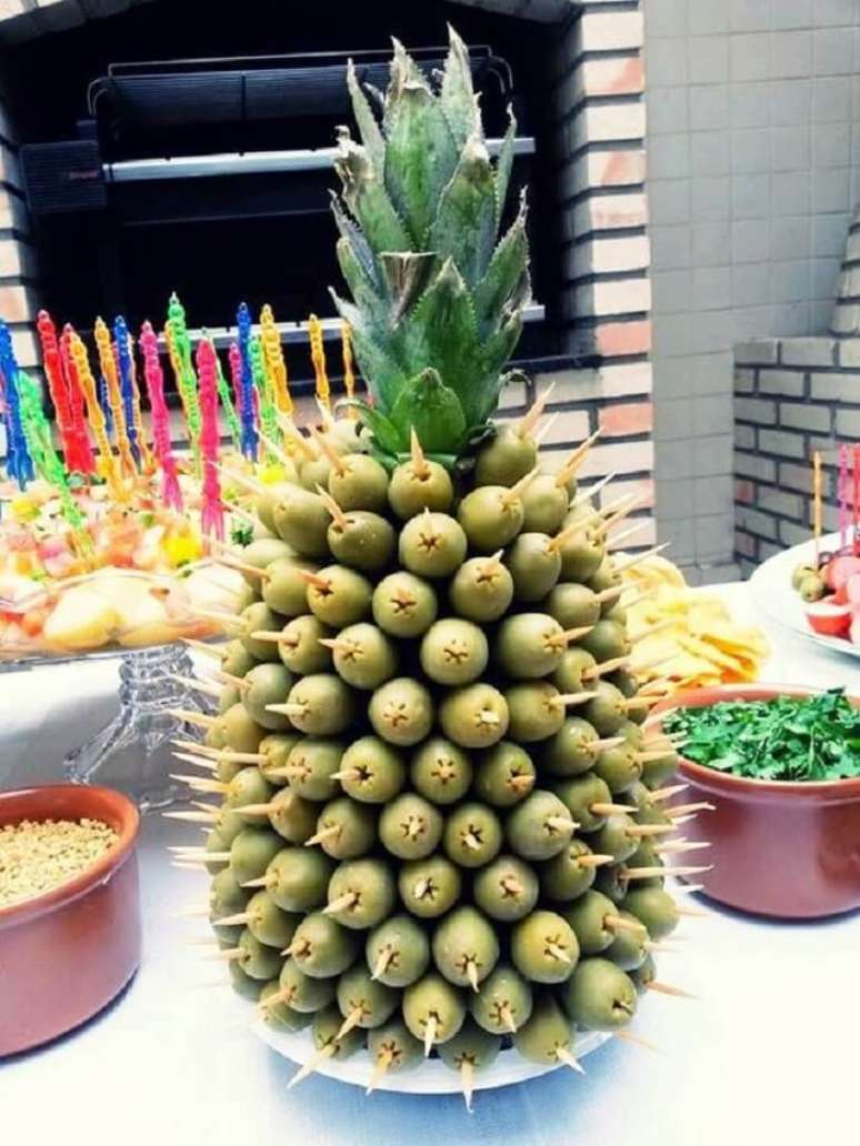 51. Petiscos de azeitona para festa Chá Bar formam a estrutura do abacaxi em cima da mesa. Fonte: Pinterest