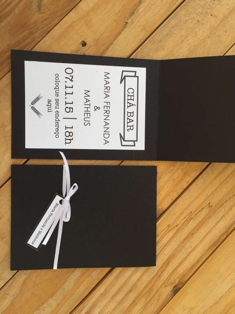 19. Convite Ch&aacute; Bar em preto e branco. Fonte: Pinterest