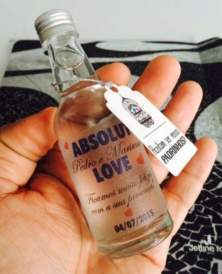 42. Garrafinha de Absolut personalizada pode ser utilizada como lembrancinha da festa Ch&aacute; Bar. Fonte: Pinterest
