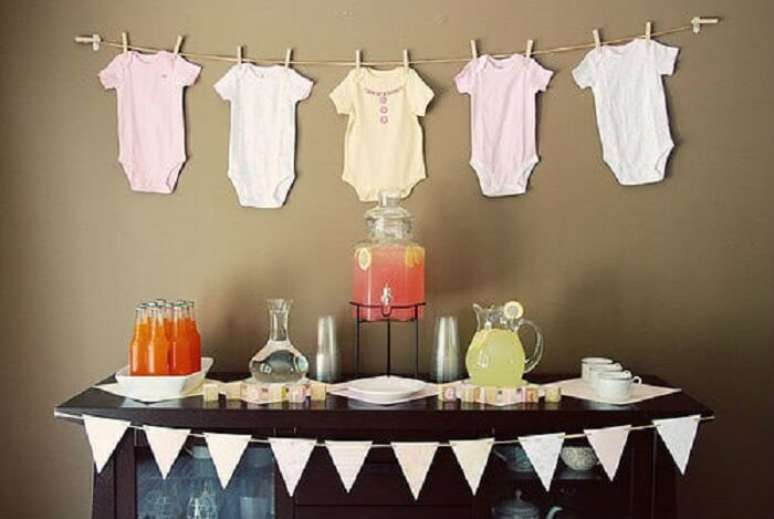 13. Decora&ccedil;&atilde;o de mesa para Ch&aacute; Bar de beb&ecirc;. Fonte: Solo Infantil