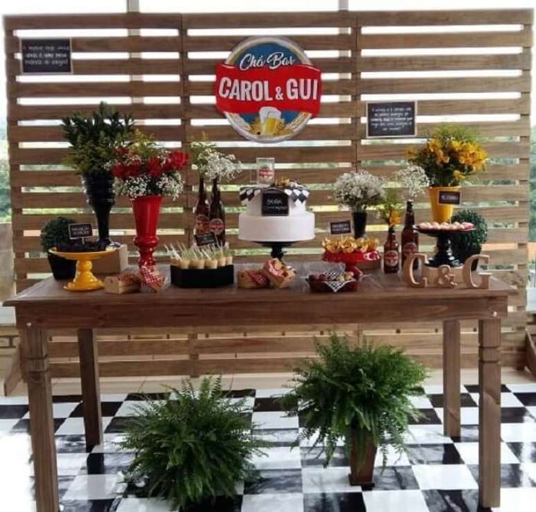 79. Mesa de bolo r&uacute;stica para festa. Fonte: Pinterest