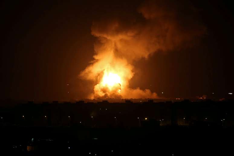 Chamas e fumaça resultantes de ataque aéreo de Israel na Faixa de Gaza
11/09/2019
REUTERS/Ibraheem Abu Mustafa