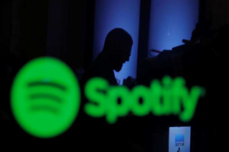 Imagem de um operador é refletida em tela de computador mostrando a marca Spotify na Bolsa de Nova York, EUA
03/04/2018REUTERS/Lucas Jackson