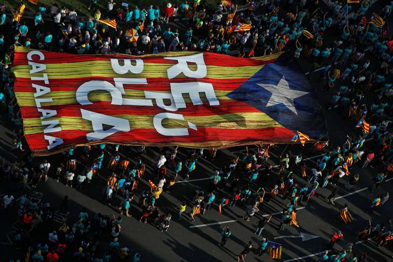 Manifestantes exibem bandeira separatista da Catalunha durante protesto em Barcelona
11/09/2019
REUTERS/Albert Gea