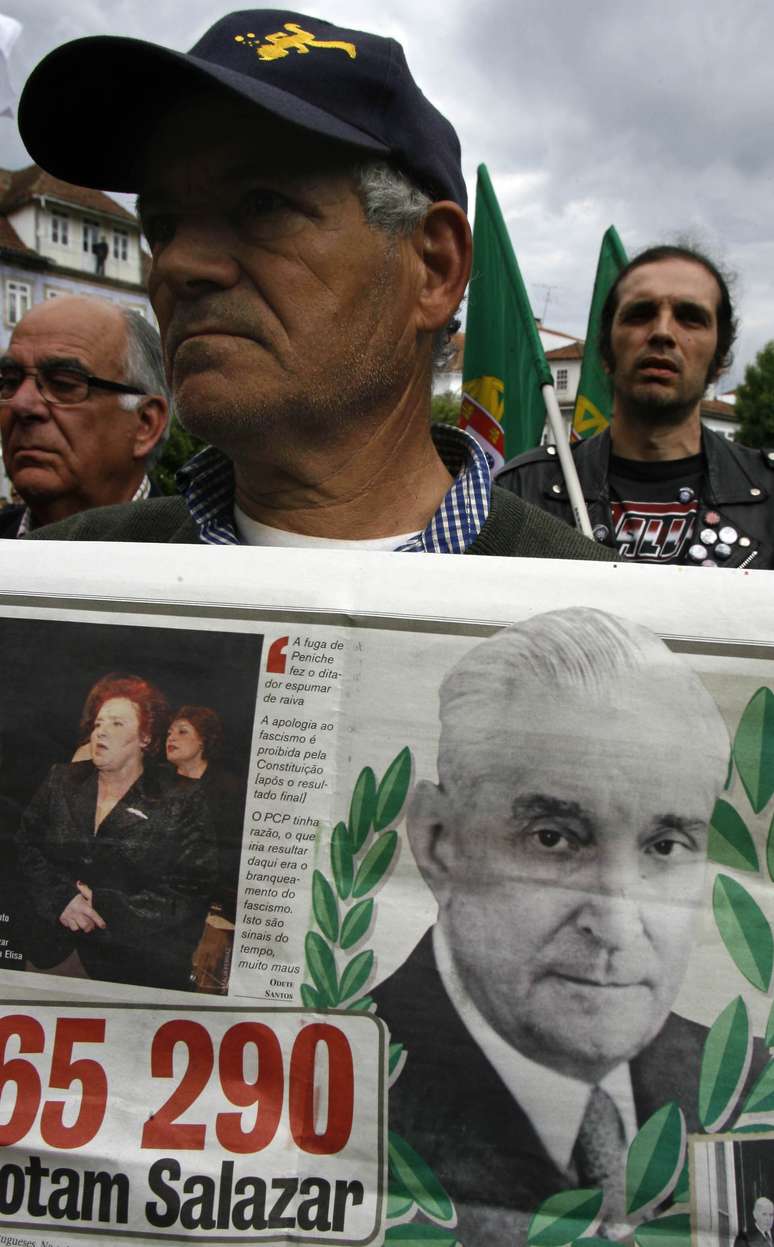 Manifestante segura cartaz com foto de ditador António Oliveira Salazar em Santa Comba Dão 28/4/2007 REUTERS/José Manuel Ribeiro