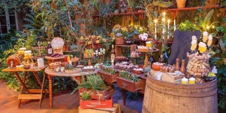 39. Festa Ch&aacute; Bar realizada ao ar livre com decora&ccedil;&atilde;o r&uacute;stica. Fonte: Ella Arts