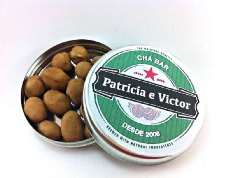 11. Lata met&aacute;lica personalizada com amendoim para lembrancinha Ch&aacute; Bar. Fonte: ELo7