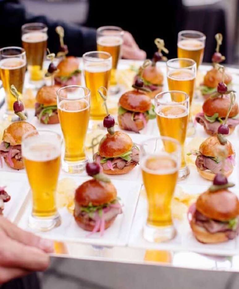 65. Mini hamb&uacute;rguer e cerveja para festa. Fonte: Pinterest
