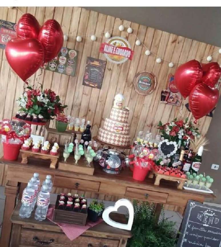 43. Mesa de bolo tem&aacute;tica Ch&aacute; Bar com painel de madeira. Fonte: Pinterest