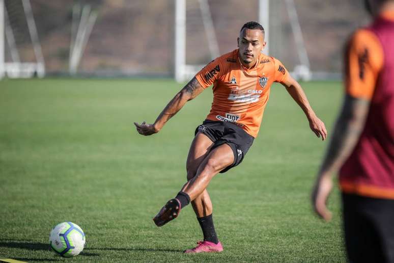 Papagaio tem um problema na panturrilha (Foto: Bruno Cantini / CAM)