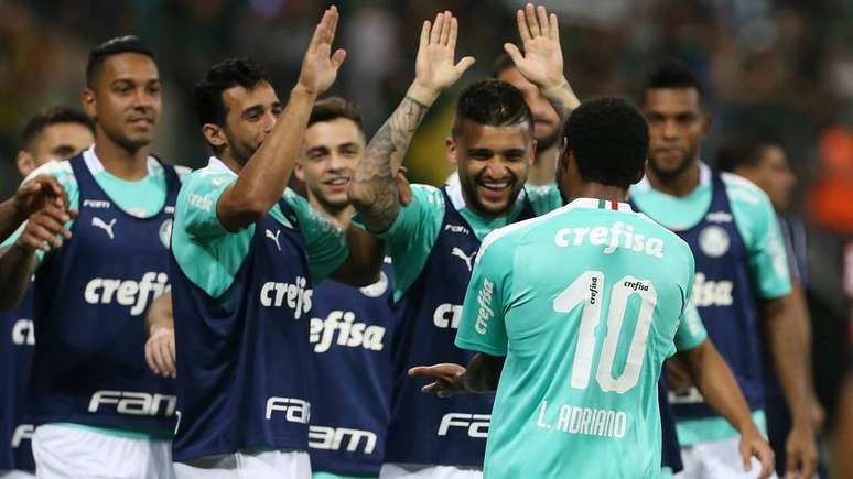 Miguel Borja, comemorando atrás o hat-trick de Luiz Adriano, foi o último a fazer três gols pelo Palmeiras em um mesmo jogo (Foto: Cesar Greco/SEP)