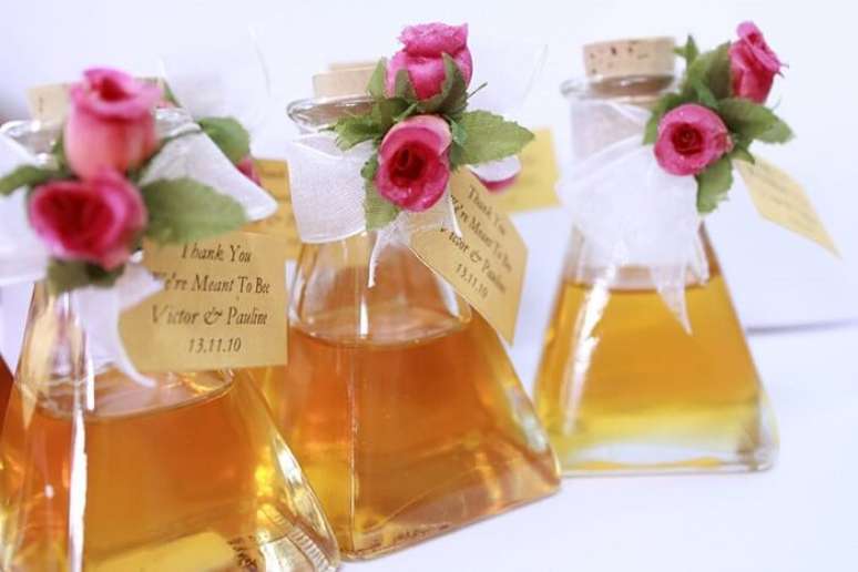 41. Garrafinha com mel utilizada como lembrancinha de casamento. Fonte: Wedding Decor And Design