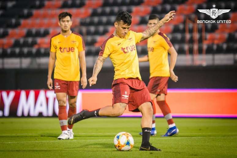 Vander em campo pelo Bangkok (Foto: Reprodução)