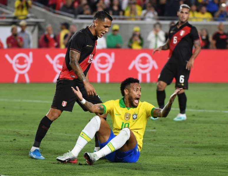 Neymar caído no duelo contra os peruanos (Foto: MARK RALSTON / AFP)