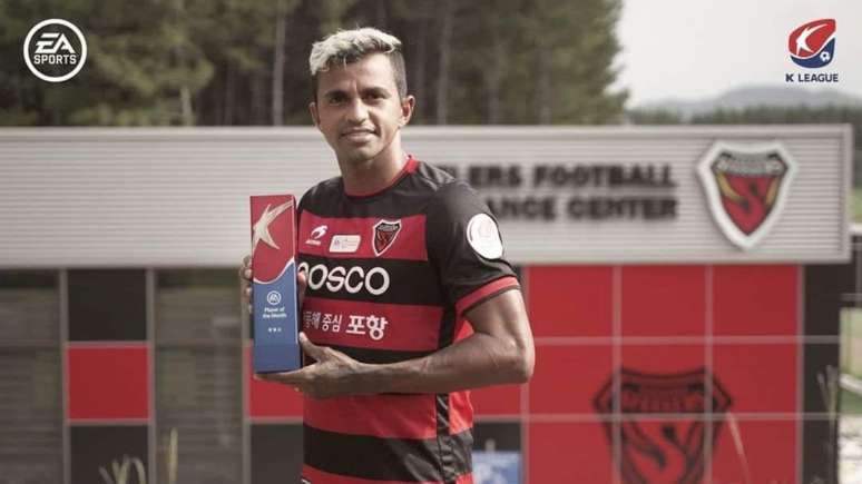 Wanderson levou o prêmio de melhor jogador do mês de agosto (Foto:Divulgação / Pohang Steelers)