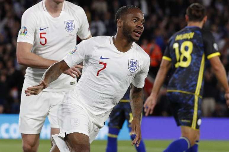 Sterling em campo contra o Kosovo (Foto: AFP)