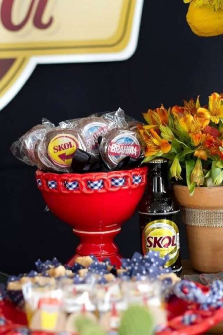 36. Docinhos e pirulito de chocolate para festa Ch&aacute; Bar. Fonte: Pinterest