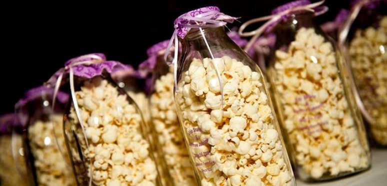 50. Pipoca gourmet engarrafada utilizada como lembrancinha da festa Ch&aacute; Bar. Fonte: As Lembrancinhas de Casamento