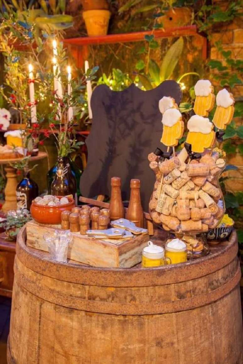 15. Barril e rolhas fazem parte da decora&ccedil;&atilde;o da festa Ch&aacute; Bar. Fonte: Pinterest