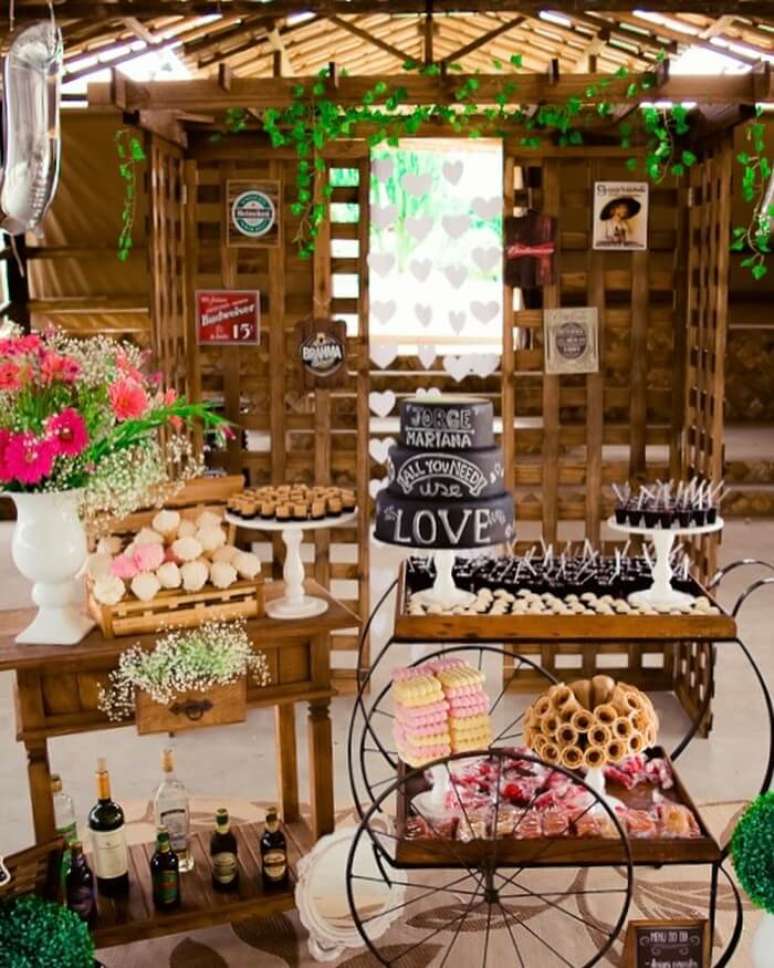 28. Decora&ccedil;&atilde;o de mesa Ch&aacute; Bar com estrutura de madeira. Fonte: Dicas de Mulher