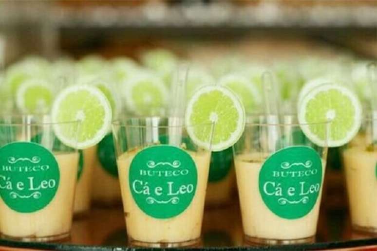 37. Docinho simulando drink para festa Ch&aacute; Bar. Fonte: Casa e Festa