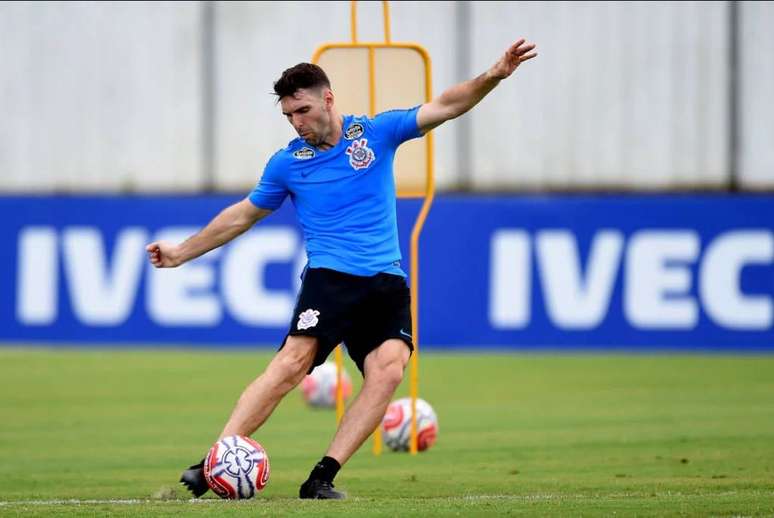 Atacante treinou sem restrições (Foto: Sergio Barzaghi/Gazeta Press)