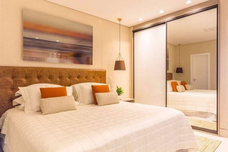 8. O guarda roupa com espelho possui a grande vantagem de levar um toque sofisticado para a decora&ccedil;&atilde;o dos ambientes &ndash; Foto: Patricia Hagobian