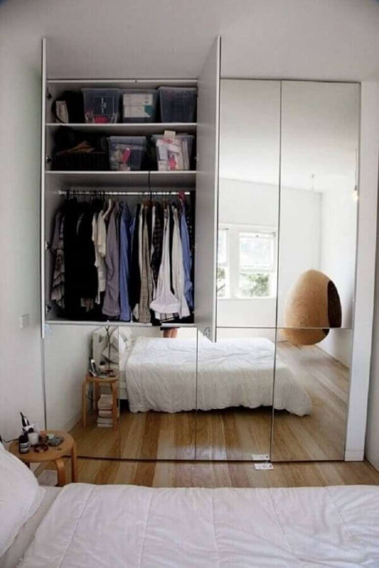 13. Invista no guarda roupa com espelho que mais se harmonize ao estilo do seu quarto – Foto: Diamond Home