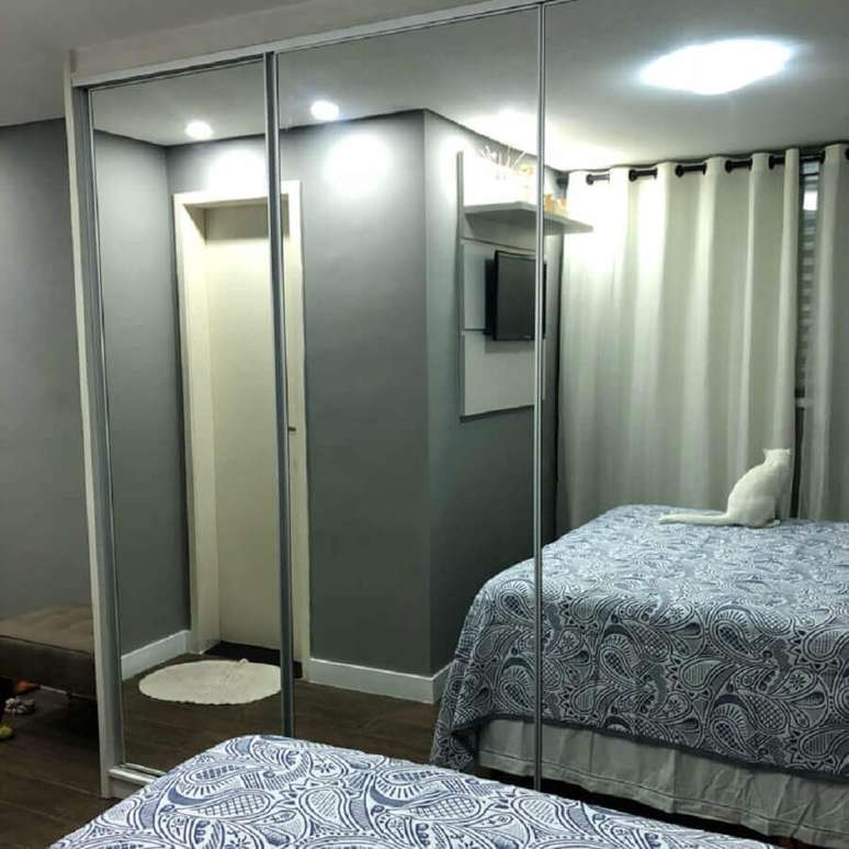 14. Decora&ccedil;&atilde;o simples com guarda roupa porta de correr com espelho para quarto cinza &ndash; Foto: Decorando 47M2
