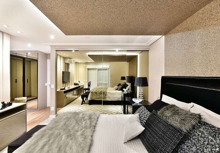 15. Decora&ccedil;&atilde;o sofisticada para quarto de casal com guarda roupa grande com espelho &ndash; Foto: Tetriz Arquitetura e Interiores
