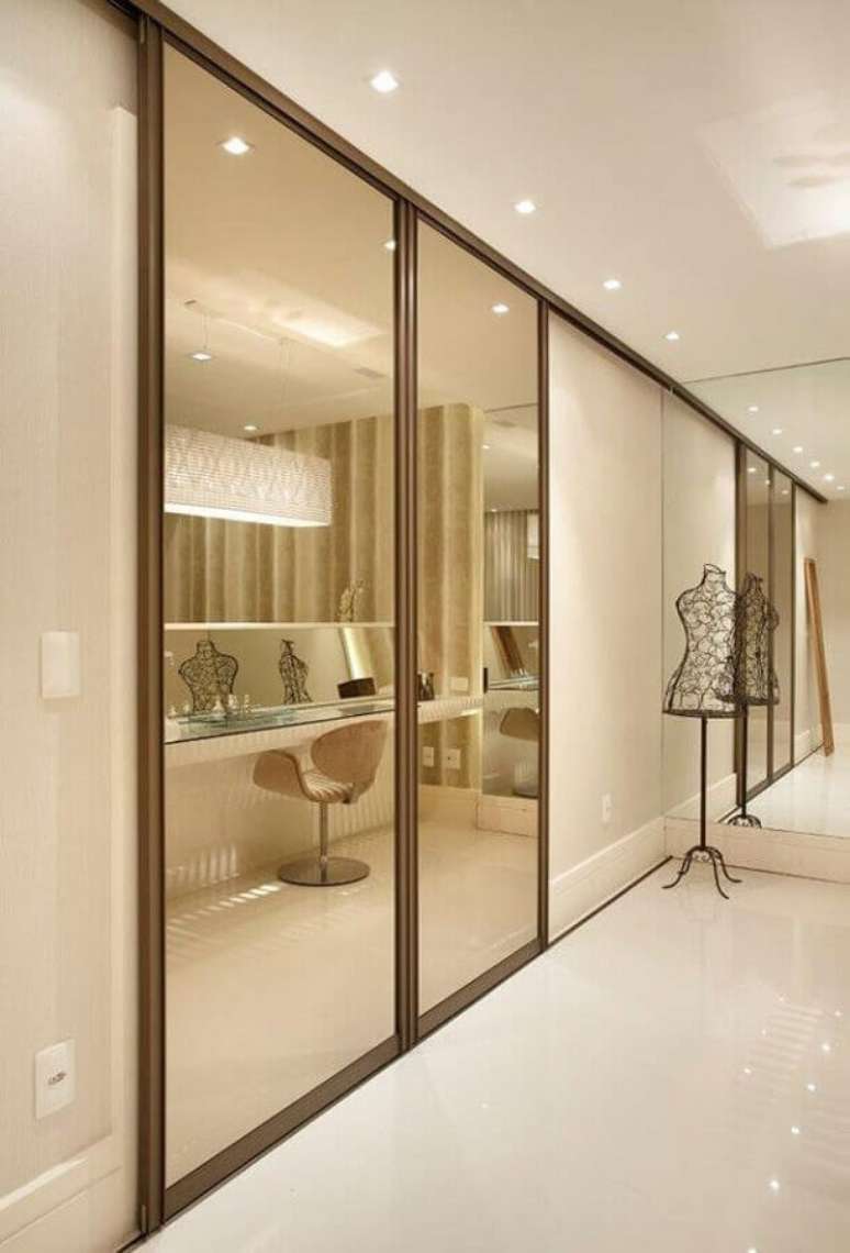 21. Decoração sofisticada para closet com guarda roupa porta de correr com espelho – Foto: Construindo Minha Casa Clean