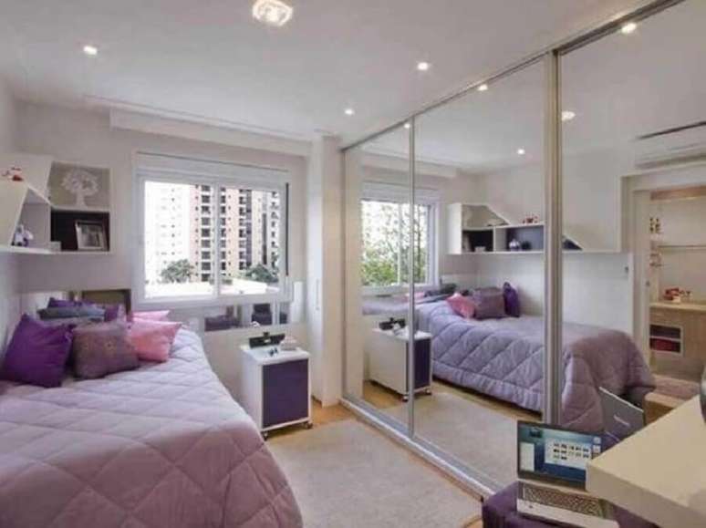 25. Modelo grande de guarda roupa solteiro com espelho para quarto decorado em branco e lilás – Foto: RW7 Móveis e Decorações