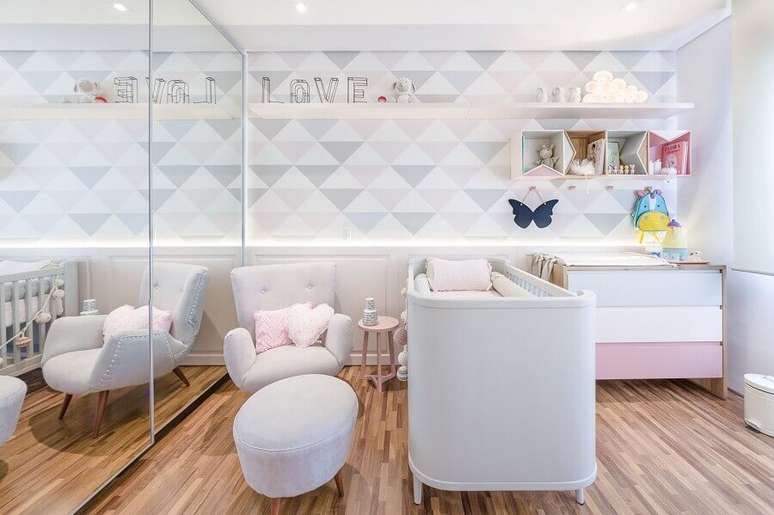 30. O quarto de beb&ecirc; tamb&eacute;m pode ser decorado com guarda roupa com espelho &ndash; Foto: Assetproject