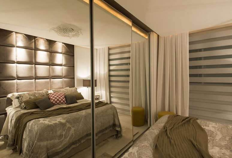 31. O guarda roupa grande com espelho deixa a decora&ccedil;&atilde;o do quarto de casal ainda mais sofisticada &ndash; Foto: Anna Maya & Anderson Schussler