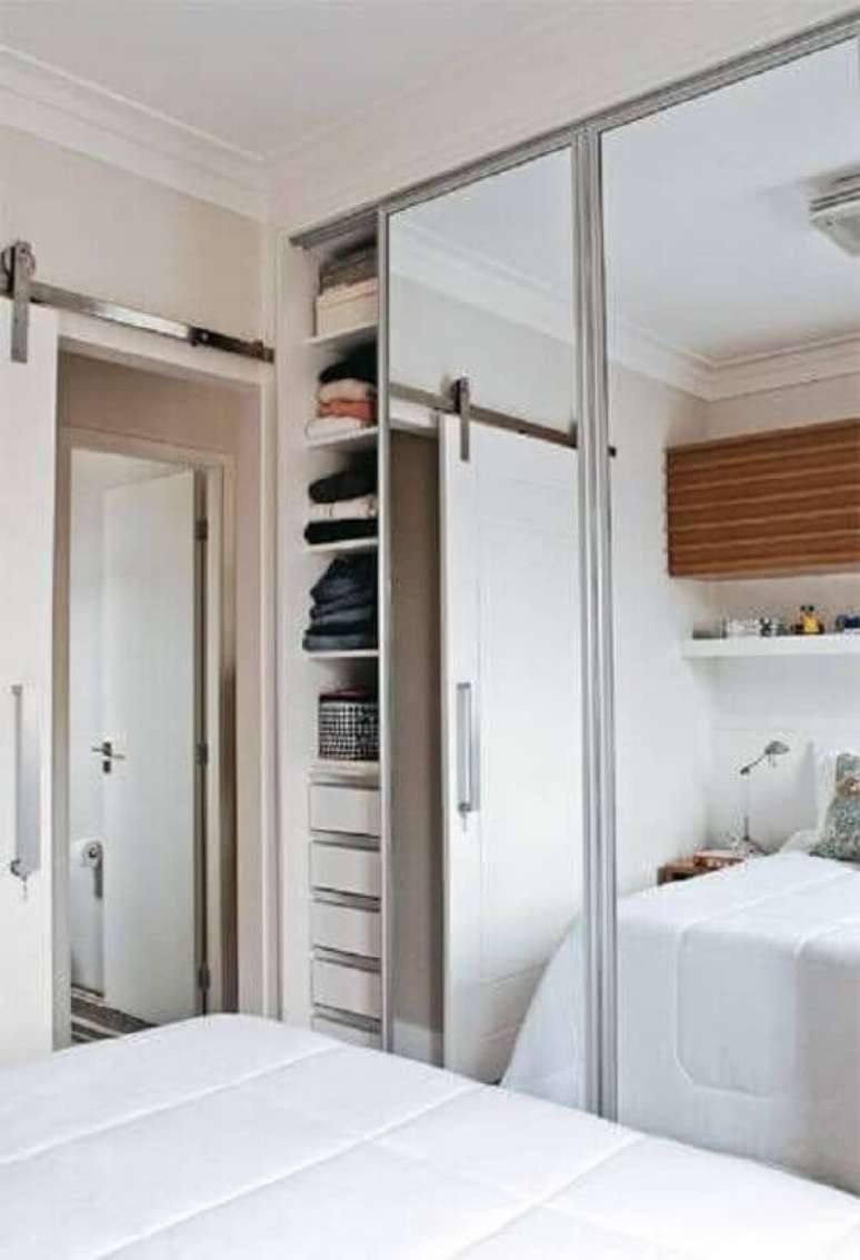35. Modelo de guarda roupa com espelho para quarto pequeno – Foto: Pinterest