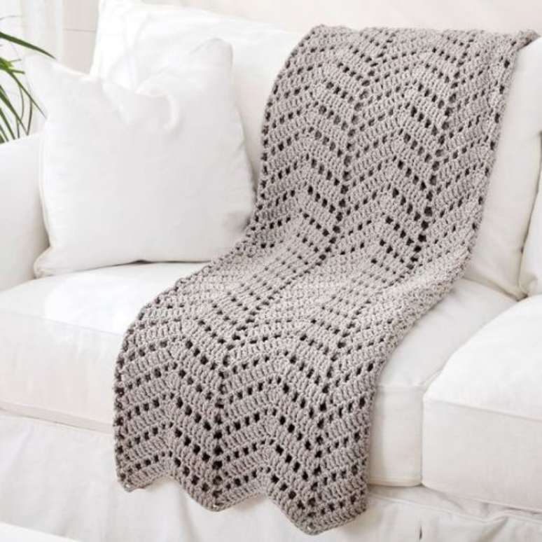 23. Uma simples manta de crochê pode mudar todo o aspecto de um sofá. Foto: Meu Mundo de Crochê