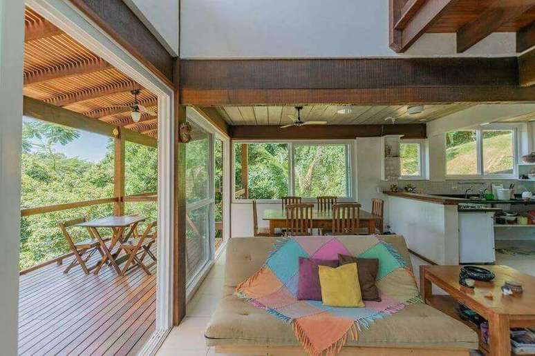 29. Casas de campo usam muito a manta de croch&ecirc; para sof&aacute;. Projeto de NOMA Est&uacute;dio