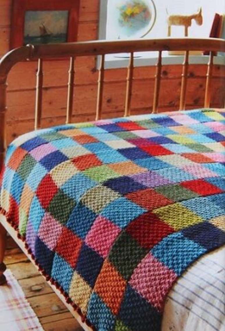 32. A manta de crochê quadriculada é interessante como roupa de cama. Foto: Viva Decora