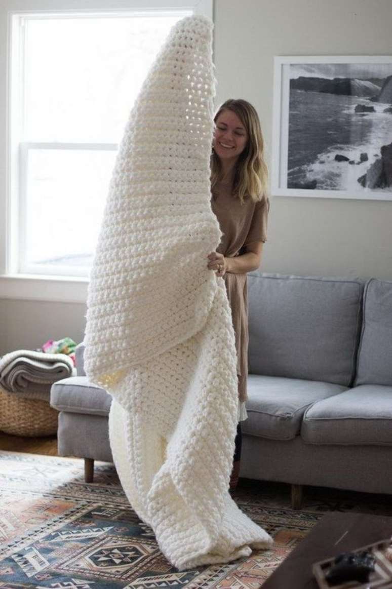 33. A manta de crochê branca é delicada e versátil. Foto: Tricô é Vida