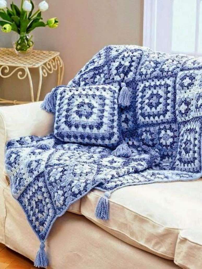 34. Usar o padrão da manta de crochê na capa de almofada é muito interessante. Foto: Tecendo Artes e Sonhos