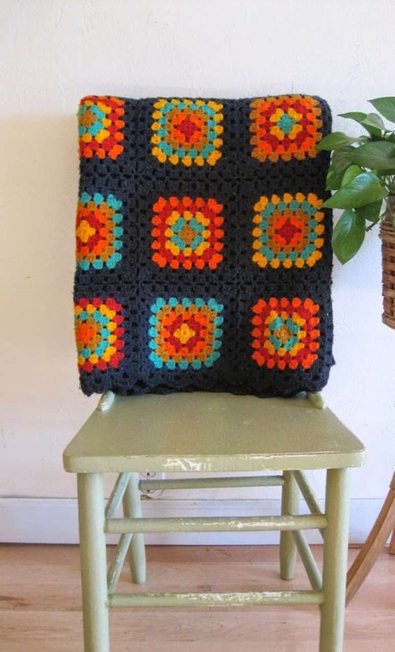 35. Fazer desenhos na manta de croch&ecirc; &eacute; mais f&aacute;cil do que parece. Foto: Fifia Crocheta