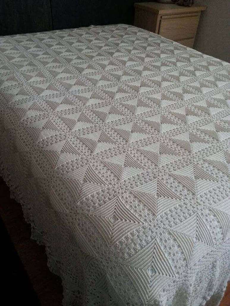 36. Uma manta de crochê mais delicada pode ser interessante como roupa de cama sozinha. Foto: Tudo Especial