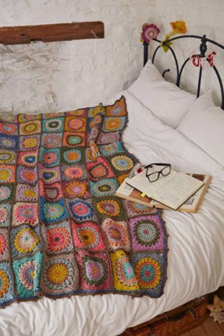 38. Alguns padrões utilizados em manta de crochê lembram certos estilos de decoração. Foto: Formosa Casa