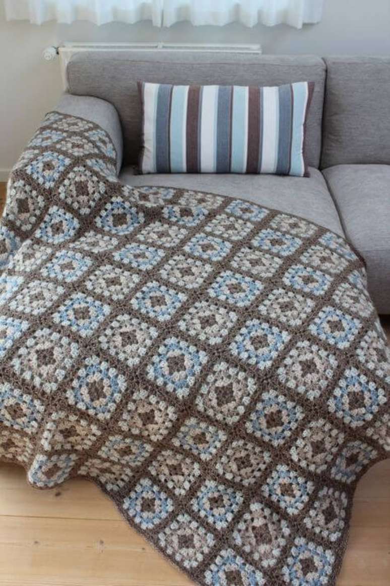43. A manta de crochê pode ser sóbria mesmo com padrões. Foto: Meu Mundo de Crochê