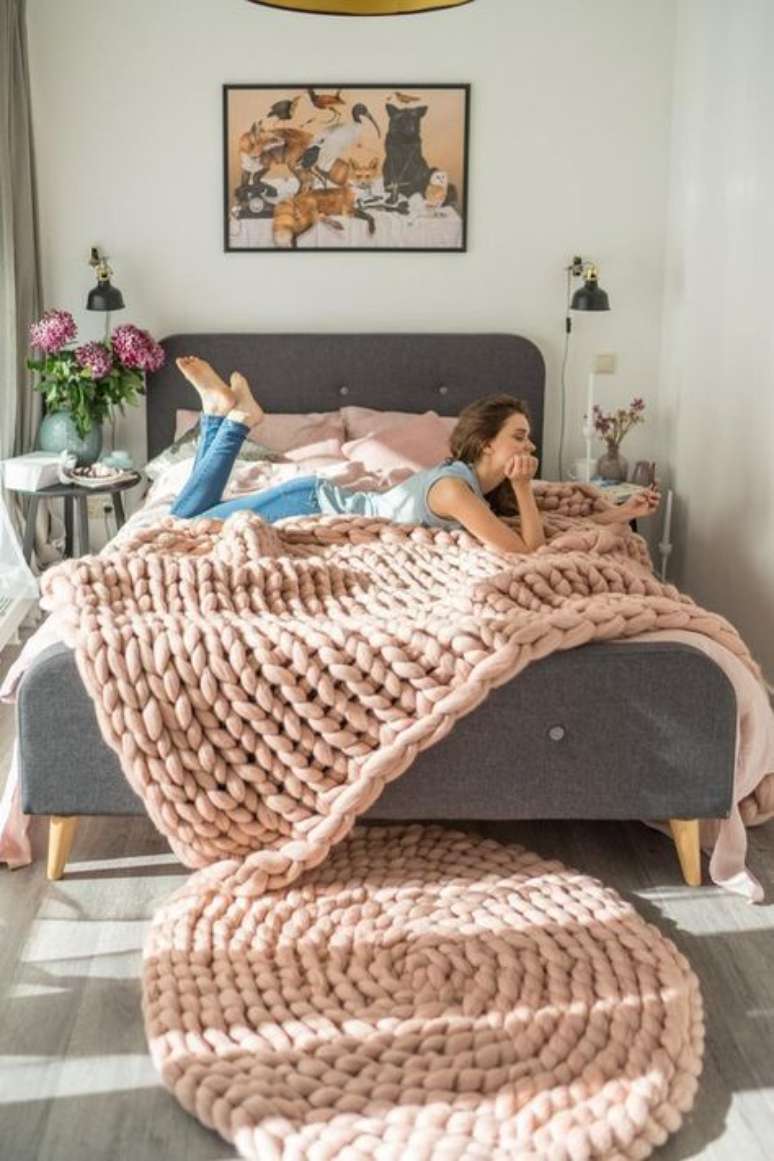 7. É interessante combinar a manta de crochê com outros itens do quarto. Foto: Revista Artesanato