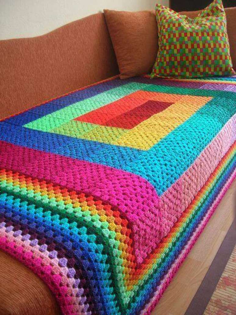 10. A manta de crochê pode ser muito colorida. Foto: Forrmsa Casa